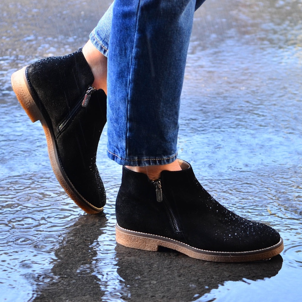 Italeau Black Foliana Suede Waterproof Side Zip Chelsea Ankle Boots Size 10.5